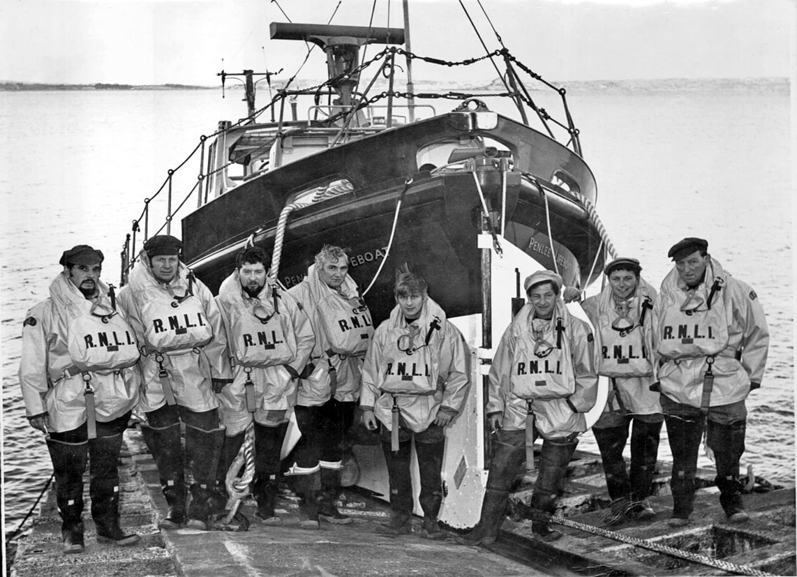 Today, we remember the eight extremely brave, fearless, and selfless lifeboatmen, all sons of Mousehole, who made the ultimate sacrifice on the 19th December 1981. #Penleelifeboat #RNLI @penleelifeboat @RNLI