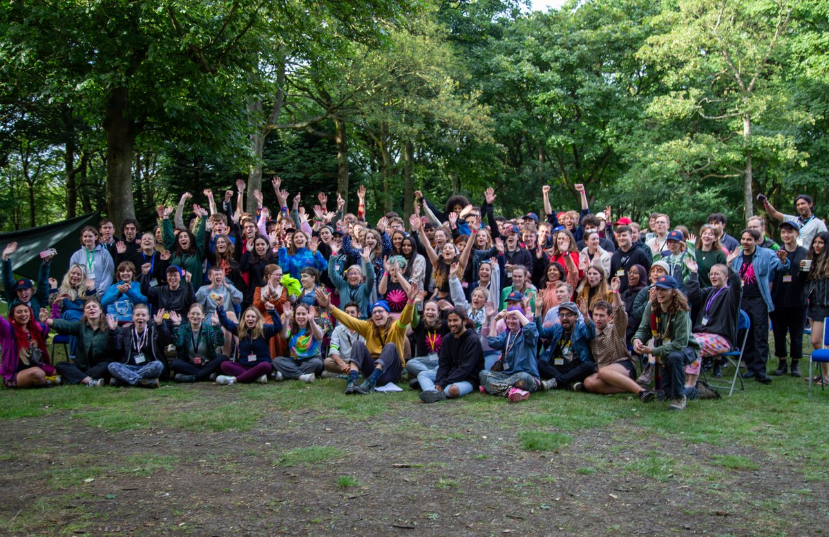 This year, Green New Deal Rising volunteers have knocked on thousands of doors, organised hundreds of protests, and grabbed headlines across the country.

We are building a movement for change.

Our 2023 in review… 🧵