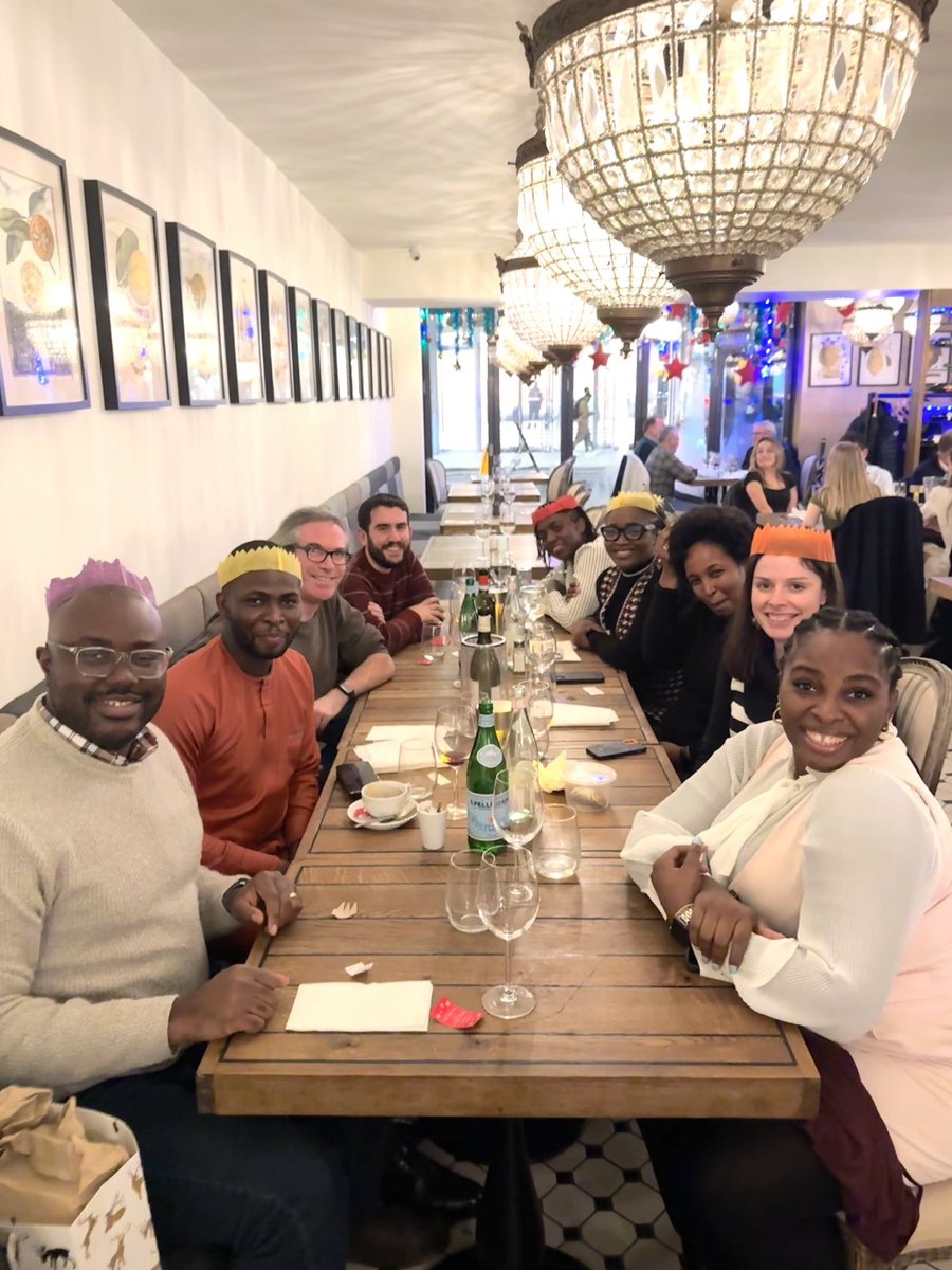Ended our team time with Christmas dinner together 🎄 For anyone working within multicultural teams, I cannot overstate enough how important food is erinmeyer.com/building-trust… It was lovely to chat about everything from office goss to the absurdity of gun control in America.