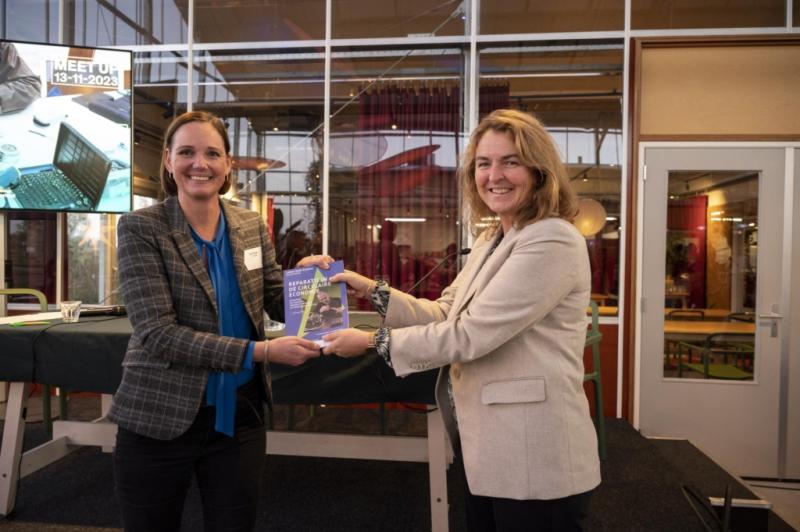 “Niet repareerbaarheid, maar het verlengen van de totale levensduur moet het ultieme doel zijn”

Aldus Ruud Balkenende, één van de wetenschappers die meeschreef aan 'n advies over de aanpak voor #reparatie in de #circulaireeconomie.

Lees snel verder!

&gt;&gt; circulairemaakindustrie.nl/nieuws/white-p…