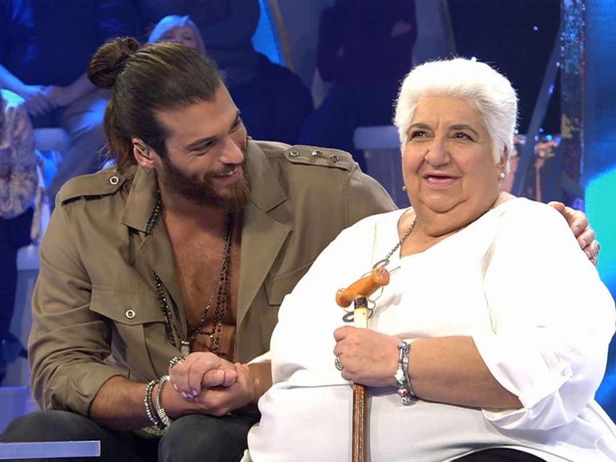 divinity_es's tweet photo. Día muy triste para el fandom de las telenovelas de Divinity: ha fallecido Jesusa, la fiel seguidora de #CanYaman a la que el actor sorprendió en directo en @telecincoes 💔 Mucha fuerza a toda la familia https://t.co/PLMxr5CNI6