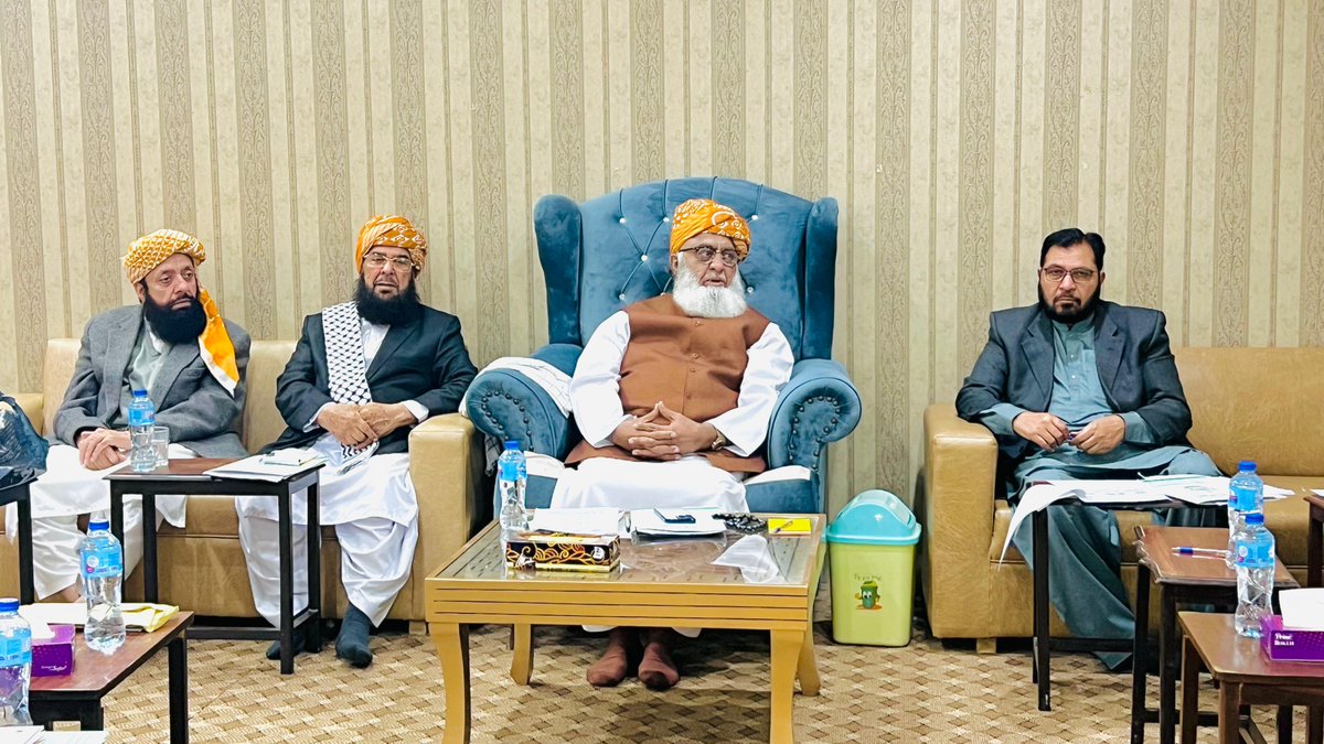 juipakofficial's tweet photo. جے یو آئی سربراہ مولانا فضل الرحمان کی زیرصدارت جے یو آئی مرکزی انتخابی بورڈ کا اجلاس دوسرے روز شروع 

اجلاس میں آئندہ عام انتخابات سے متعلق جےیوآئی اپنے امیدواروں کے ناموں پر مشاورت کرے گی۔  اسلم غوری 

اجلاس میں چاروں صوبوں کی جانب سے بھیجے جانے والے امیدواروں کے ناموں پر غور ہوگا۔ اسلم غوری 

اجلاس میں امیدواروں کے ناموں پر مشاورت کے بعد حتمی امیدواروں کا انتخاب کیا جائے گا۔ اسلم غوری 

جاری کردہ: مرکزی میڈیا سیل جمعیت علماء اسلام