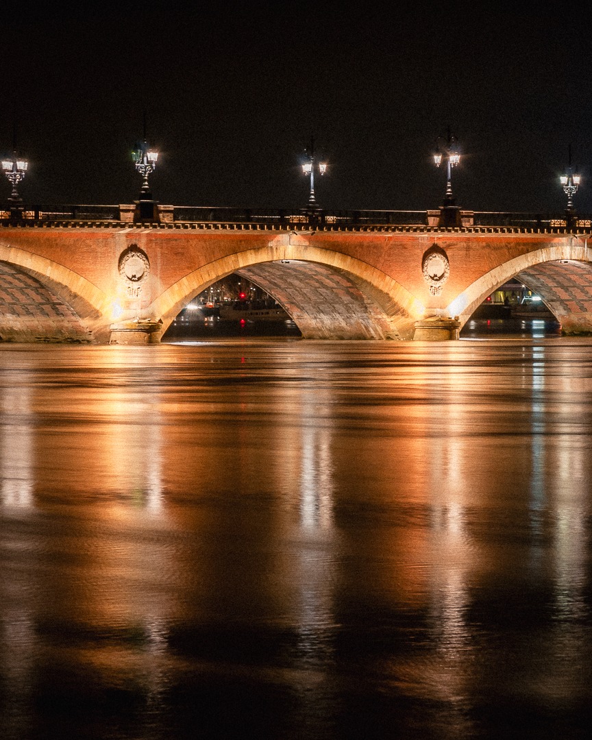 Le pont de pierre, 1822.
Pont de Pierre. Bordeaux.
.
.
.
.
#bordeaux #bordeauxmaville #photographer #bordeauxcity #bordeauxmetropole #bordeauxtourisme #bordeauxbynight #pontdepierre #napoleon #1822 #garonne #pont #urbain #ancien #art #travel #architecture #nuit