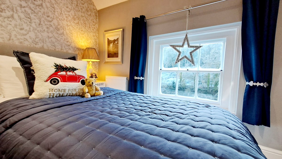 Just 6 more sleeps till santa arrives in our cosy bedroom 🎅
#santaiscoming #bedroomdecor #christmascushion #holidayaccommodation #holidayhome #navy #comfybeds #detailsmatter #selfcatering @visitshrop @VisitTelford_