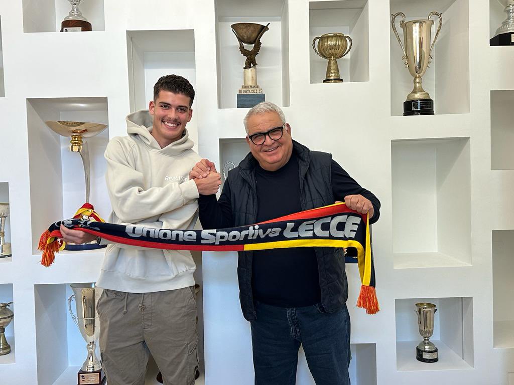 Great to see Melbourne teenager & young Socceroo Sebastian Esposito join @SerieA_EN club @OfficialUSLecce . Had his first training session with the Primavera squad today. Amazing opportunity with a serious top tier club. Here he is with Lecce Director Pantaleo Corvino.