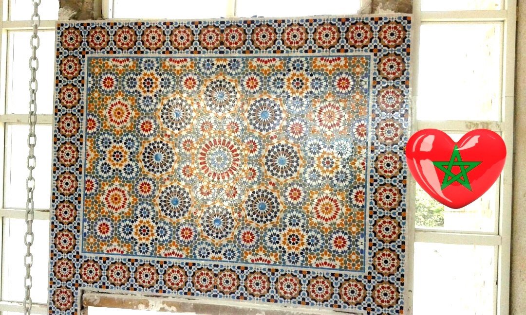 هذه من أعمالي سنة 2016 بالرباط حمام بلدي بالزليج المغربي والسقف بخشب الأرز.....نشهد الدنيا أن هنا نحيا....