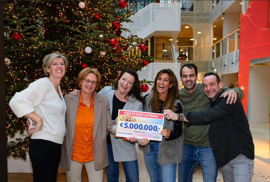 Vorige week kreeg <a href="/samen4kinderen/">Sam& voor alle kinderen</a> van de <a href="/PostcodeLoterij/">Postcode Loterij</a> een cheque van maar liefst € 5 miljoen! 

Daarmee kunnen we samen met <a href="/LeergeldNed/">LeergeldNederland</a>, <a href="/Jarige_Job/">Stichting Jarige Job</a> en <a href="/kinderhulp/">Nationaal Fonds Kinderhulp</a> veel kinderen en jongeren laten meedoen. Deelnemers bedankt!

Lees meer: samenvoorallekinderen.nl/nieuwsberichte….