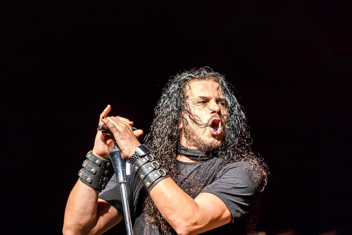 On this day in #JourneyMusic history, 2006: the band names @jeffscottsoto as their official lead singer. It won't last, since he sees himself as the #SammyHagar of Journey and they're looking for another #StevePerry clone. rowman.com/ISBN/978153818…
