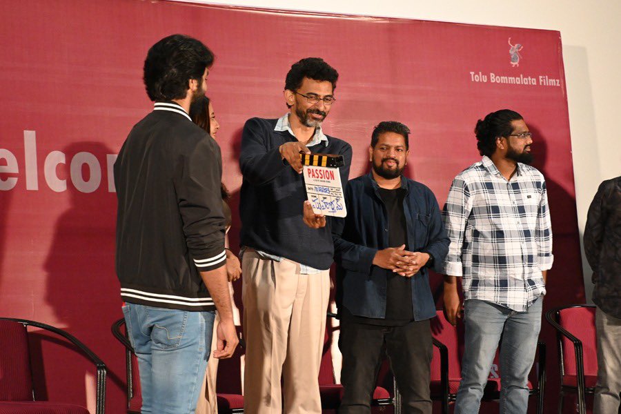 SreenivasPRO's tweet image. The &quot;Passion&quot; unveils Fashion On Big screens Soon 🔜💥
@passionthemovie

#PassionThemovie Launched with a Grand Pooja Ceremony 🪔

🎬 By @sekharkammula
🎥 Switch-On By #MLCArunKumar
📸 First Shot By @venuudugulafilm

Produced by@arunmonditoka
Directed by @aravindjoshua6…