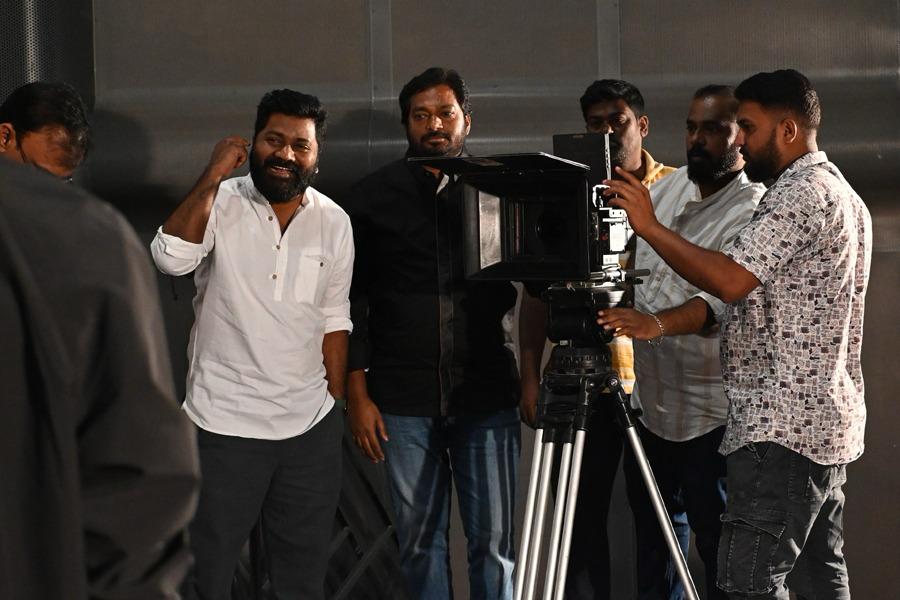 manastarsdotcom's tweet image. The &quot;Passion&quot; unveils Fashion On Big screens Soon 🔜💥
@passionthemovie

#PassionThemovie Launched with a Grand Pooja Ceremony 🪔

🎬 By @sekharkammula
🎥 Switch-On By #MLCArunKumar
📸 First Shot By @venuudugulafilm

Produced by@arunmonditoka
Directed by @aravindjoshua6…