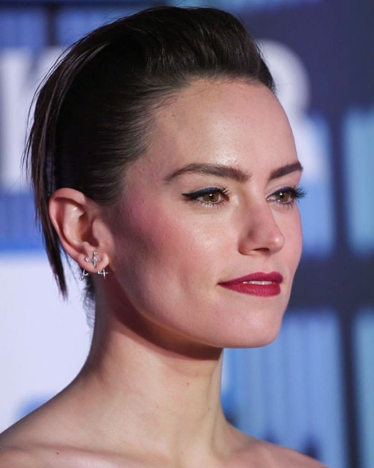 oliviamunne's tweet image. Daisy Ridley ‘s favorite sequel film and to film is the rise of Skywalker. Deal with it ! 💙💙 #DaisyRidley #StarWar #tros #thelastjedi #TheForceAwakens