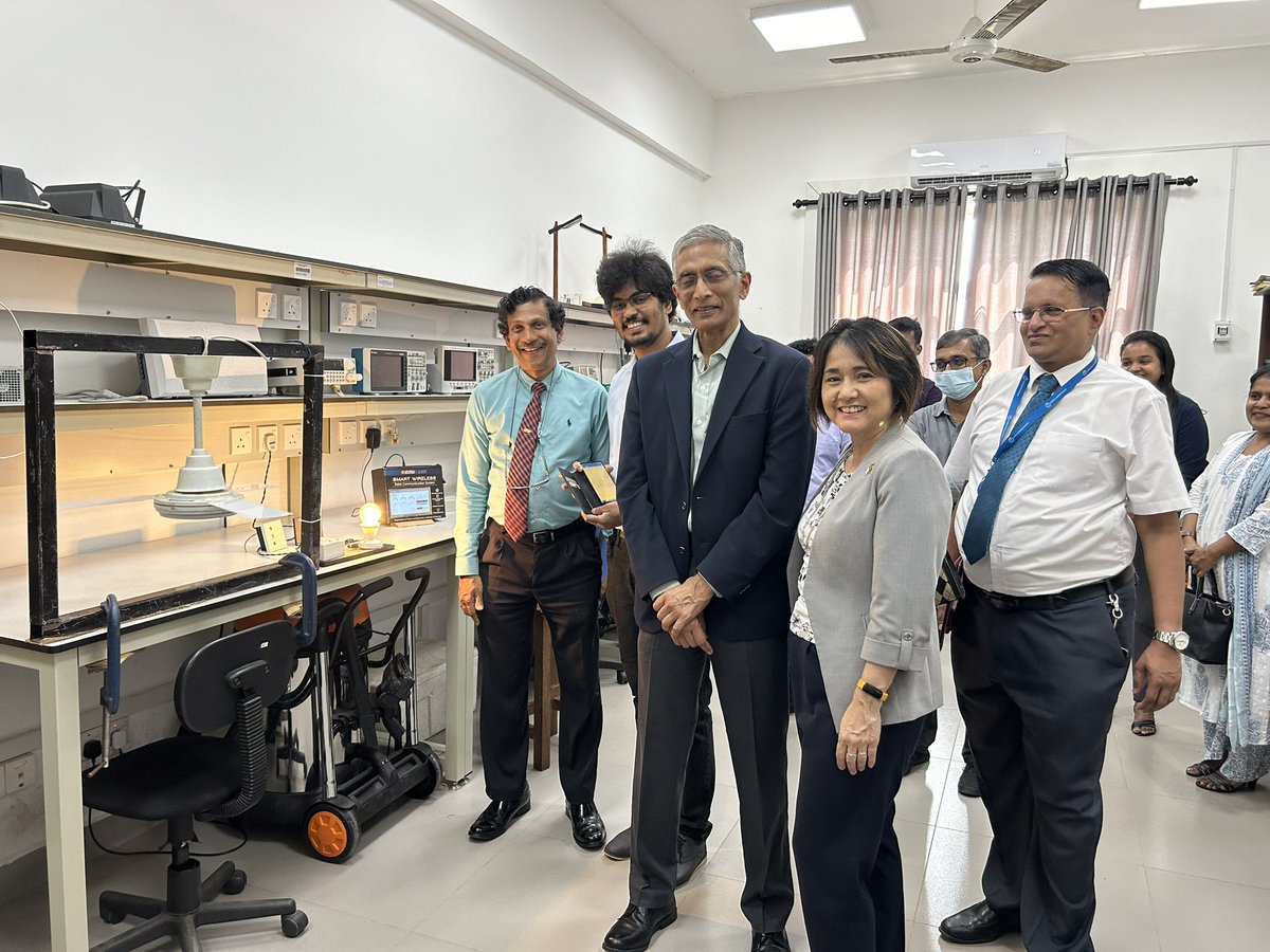 At the Electronic Design and Innovation Center, University of Kelaniya, Sri Lanka. Kudos to the team that won an award for an Automated Rainwater Harvesting & Smart Water Quality Monitoring System. Great work by the young team with university support under a @WorldBank project.