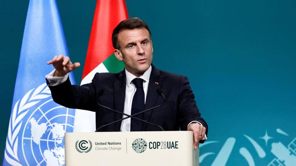 1/6 🌍 La 28ème Conférence des Parties de la Convention des Nations Unies sur le climat (#COP28) s'achève à Dubaï. Ce rendez-vous majeur souligne la nécessité de suivre les objectifs de l' #AccorddeParis de 2015. 
💡Suivez le fil pour lire notre résumé ⤵️