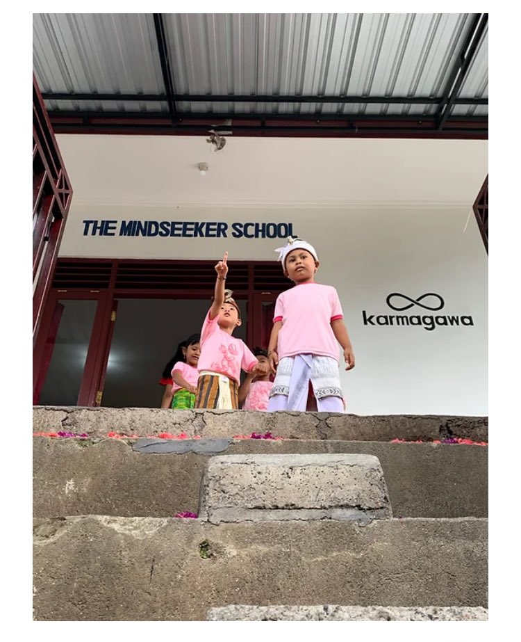 このマインドシーカー、 過去にチャリティーコラボしていてバリに｢mindseeker school｣を設立までしている。 コラボ先のKarmagawaカラマグアは世界各国で57の学校、図書館10館、バリで16校を建設してきた mindseeker80s.com/mindseeker-kar…
