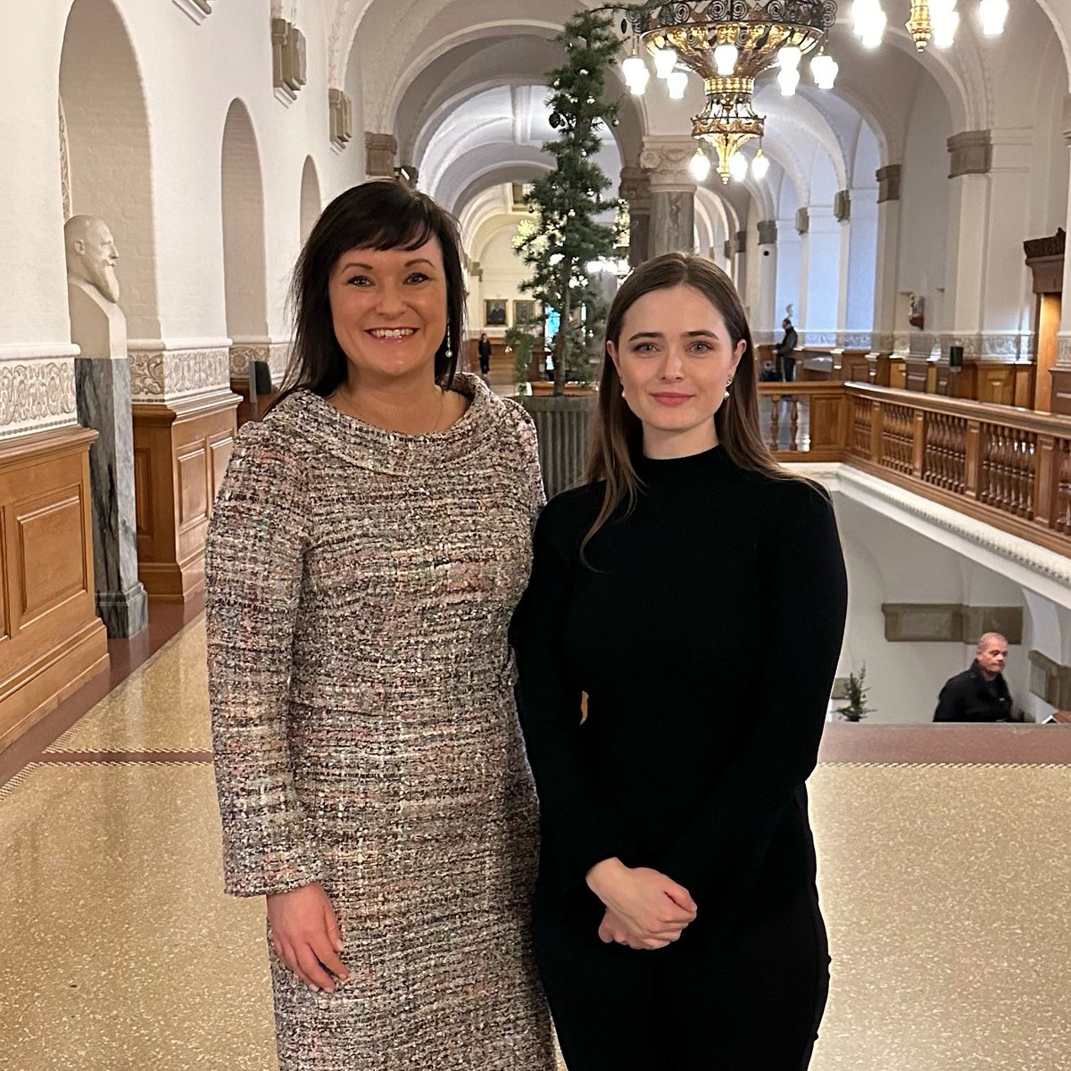 Julie_C_G_Grove's tweet image. Stor dag. Tak til @sophieloehde for at invitere mig ind i forbindelse med 3.behandling og vedtagning af ophævelse af 5-års-reglen ved nedfrysning af æg. Nu har kvinder endelig råderetten over egne kønsceller ☺️ #dkpol