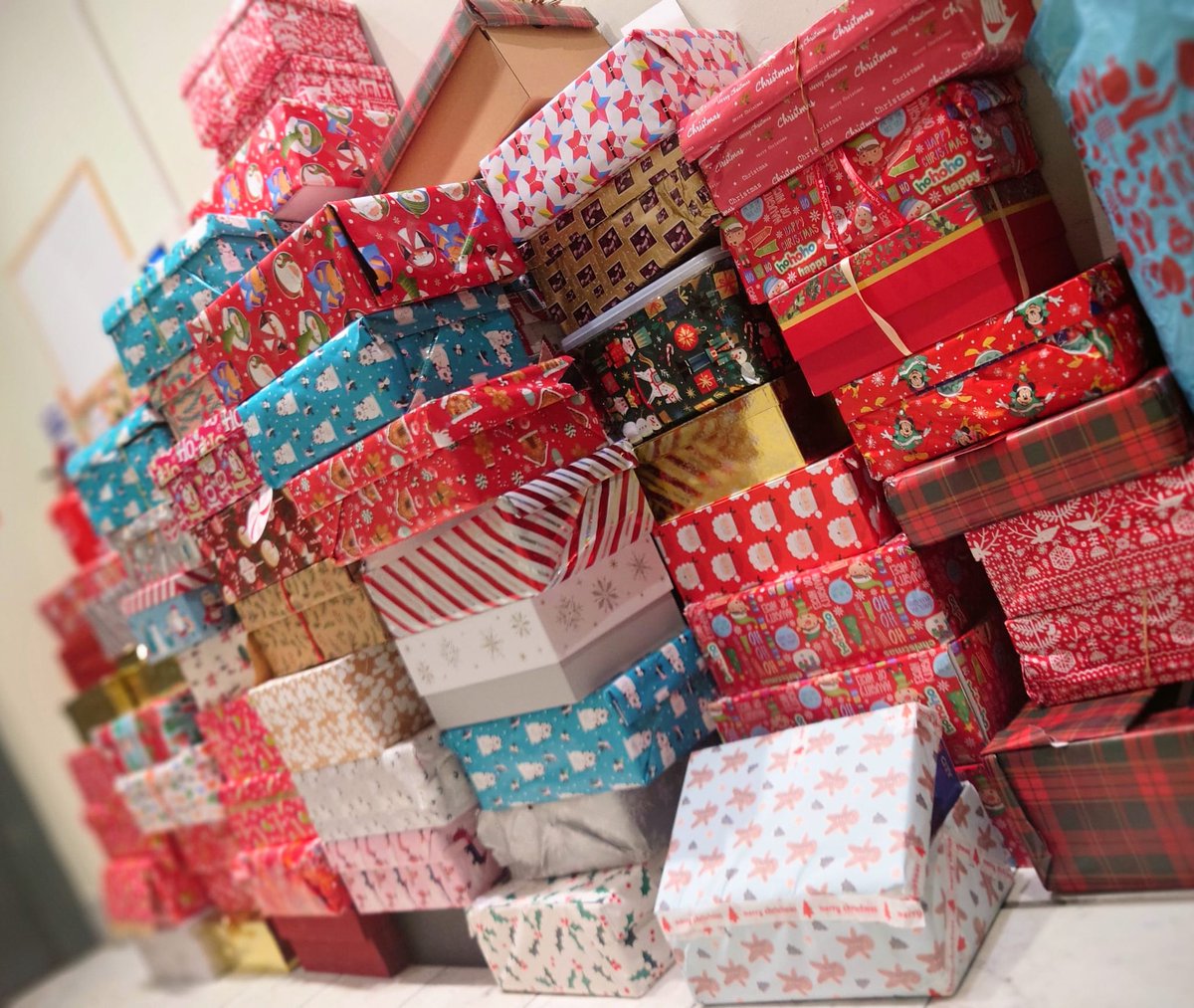 😍WOW!
#PresentsPiledHigh🎁

Thank you all so much! 

We've received over 100 treat-filled shoeboxes for our #ChristmasShoeboxAppeal.

They'll go to Flintshire Social Services today to be delivered to vulnerable families and children across Flintshire to help spread some joy🎄