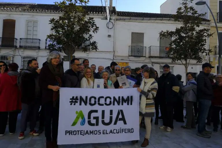 Ayer la plataforma ciudadana <a href="/mesadelaguacoin/">Mesa del Agua</a> hizo entrega oficial en el <a href="/AytoCoin/">Ayuntamiento de Coín</a> de todas las firmas recogidas hasta la fecha. Más de 9.000 firmas que manifiestan el rechazo ciudadano al proyecto urbanístico en el Llano de Matagallar, sobre el acuífero. mesadelagua.com/entrega-de-fir…