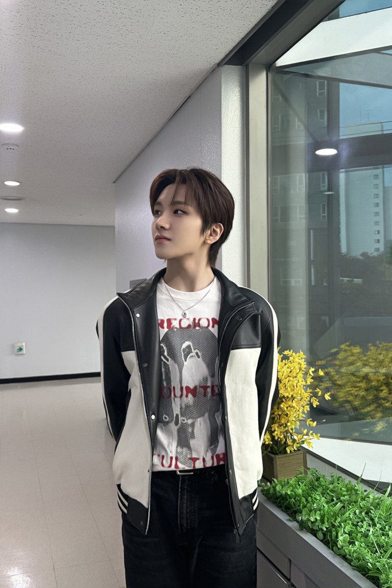 aoonhak's tweet image. ㅤ
ㅤㅤ Leather jacket untuk penampilan hari ini. Aku merasa sangat percaya diri kala mengenakan jaket ini, warnanya yang senada dengan kaus dan celanaku sungguh suatu paduan yang apik! 🧥
ㅤ