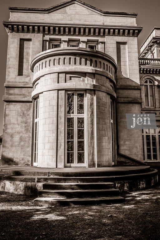 Dundurn Castle, Hamilton, Ontario.
.

#jenjustshoots #streetphotography #streetstyle #streetphoto_bw #streetphotographer #artphotography #urban #urbanphotography #urbanart #cityscape #earth_shotz #exploreourearth #goneoutdoors #enjoyingtheview #outdoorslover #architecture #sepia