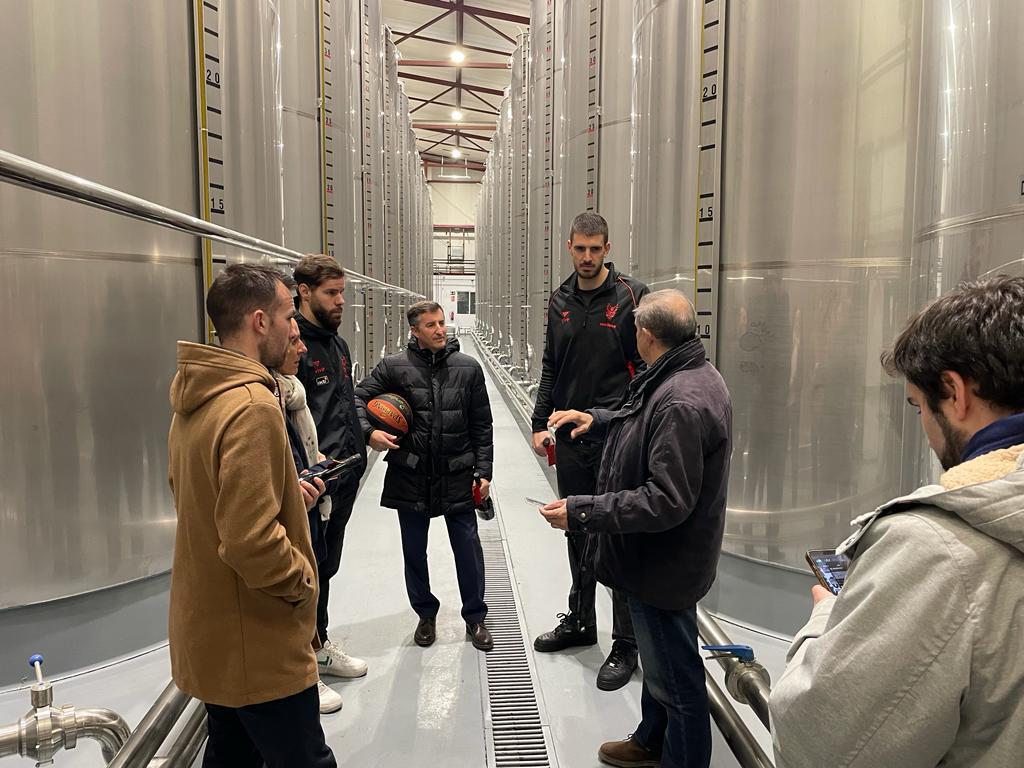 montesdegranada's tweet photo. Visita de los jugadores del Fundación CB Granada a la sede de la DOP Montes de Granada. 🏀🔝

🗞️ https://t.co/C9h4hjJW9Q https://t.co/7Z9EeUbze7