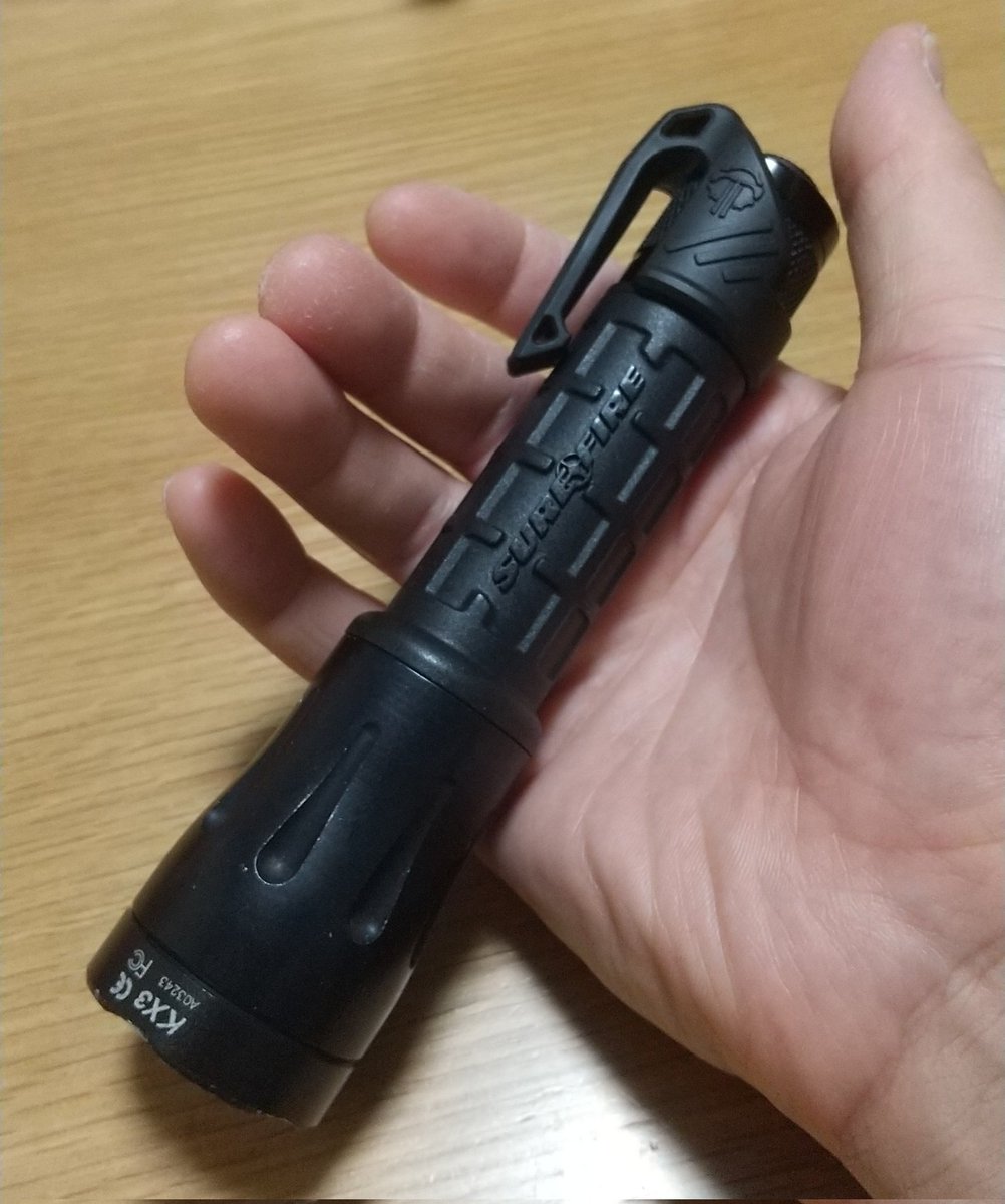 warpfin's tweet photo. #kx3
#g2d
#surefire

シュアレゴする方の気持ちが今一解らなかったが中身が古いこのライト、普通に気に入ってしまってワカリミ。

kx3この造形はカッコいいね。
残すかな。 https://t.co/LhghSt6bYI