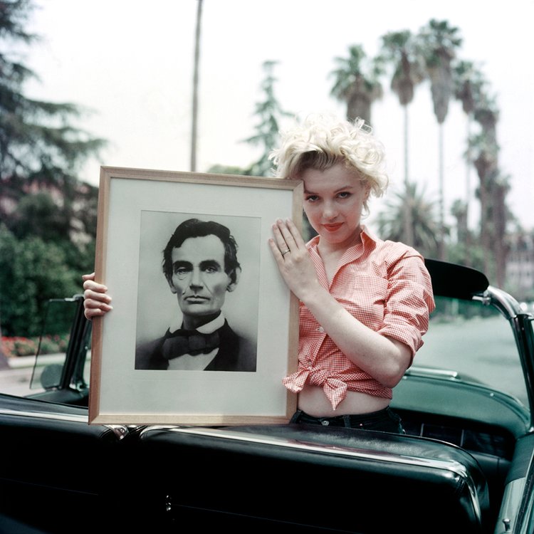 Marilyn holding a portrait of Abraham Lincoln in her Cadillac.

Los Angeles, California.
April 1956.

📸: #MiltonHGreene

#MarilynMonroe #Icon #Cadillac #AbeLincoln #HonestAbe #Portrait #Photoshoot