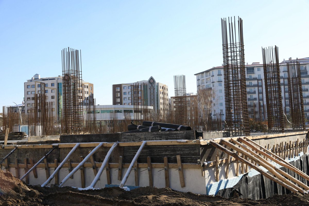 YENİ İL HALK KÜTÜPHANESİ İNŞAATI HIZLA YÜKSELİYOR Valimiz Sn. Ozan Balcı, Van’ın yeni il halk kütüphanesinde devam eden çalışmaları takip etti. Valimiz, yapımı devam eden yeni il halk kütüphanesi ve çocuk kütüphanesi inşaatlarında incelemelerde bulunarak çalışanlara kolaylıklar…