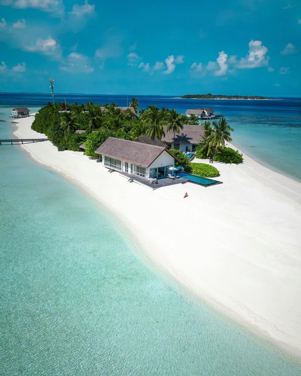 FSMaldives's tweet image. Dream with your eyes open at Voavah - where a private yacht, spa, beach house, and resident dolphins create an extraordinary hideaway for up to 21 guests. One island. One booking. Infinite memories. 

📸 @inesonthego

#fsmaldives #dreamwithFS #privateisland #voavah #maldives