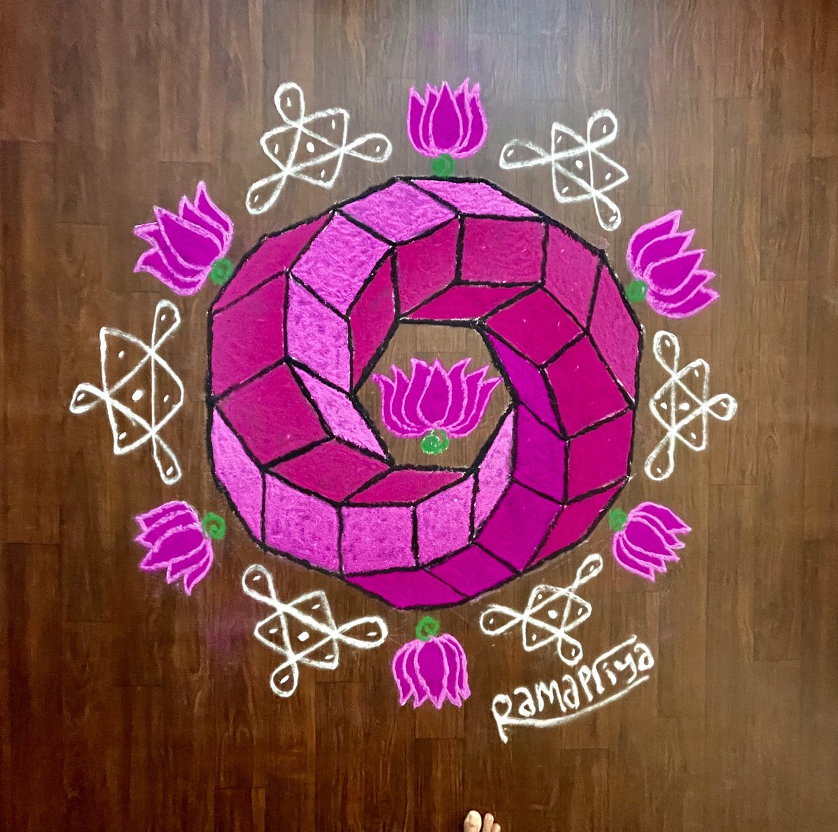 Exploring the impossible 3D polyhedron drawing #3Dkolam #floorart #geometry