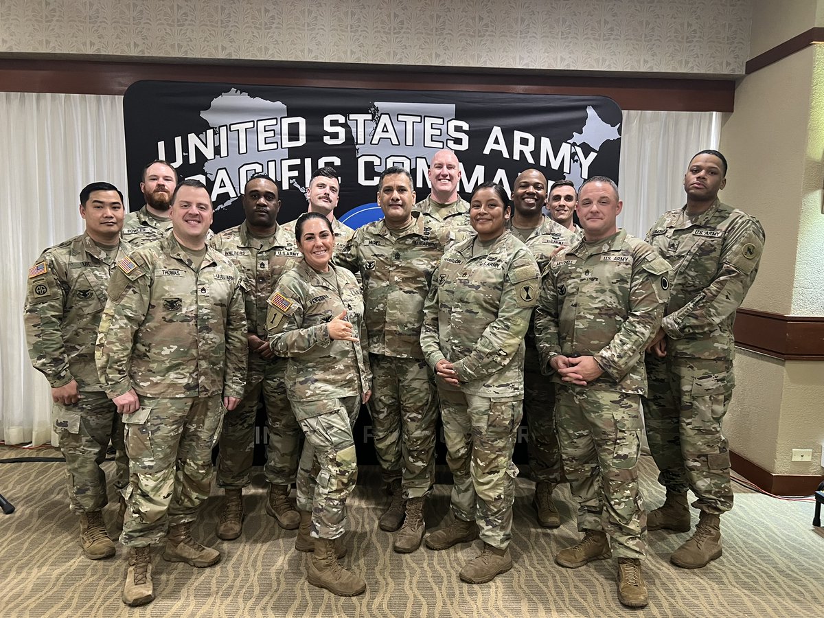 armyretention's tweet image. Take a look at some of the retention teams from all components, that came together for the U.S. Army Pacific annual retention training last week!

#allsmiles #workfamily #ArmyRetention