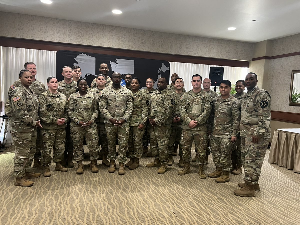 armyretention's tweet image. Take a look at some of the retention teams from all components, that came together for the U.S. Army Pacific annual retention training last week!

#allsmiles #workfamily #ArmyRetention