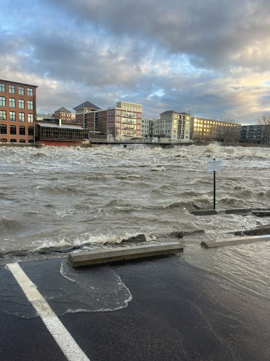 #HAPPENINGNOW : the Winooski River is in major flood stage at 21.28” and still rising.