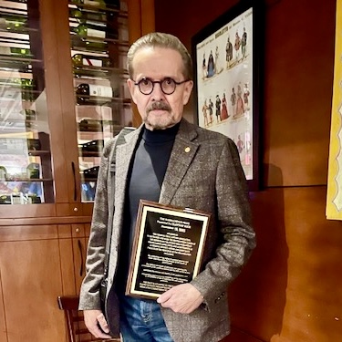 Founding member of the @AlbertaCTLA Clayton Rice K.C. @wiretaplawyer receiving the Harradence Prize on Dec 15 in Edmonton. It is one of our bar's highest honours and acknowledges a dedicated commitment to the most important principles of our profession.