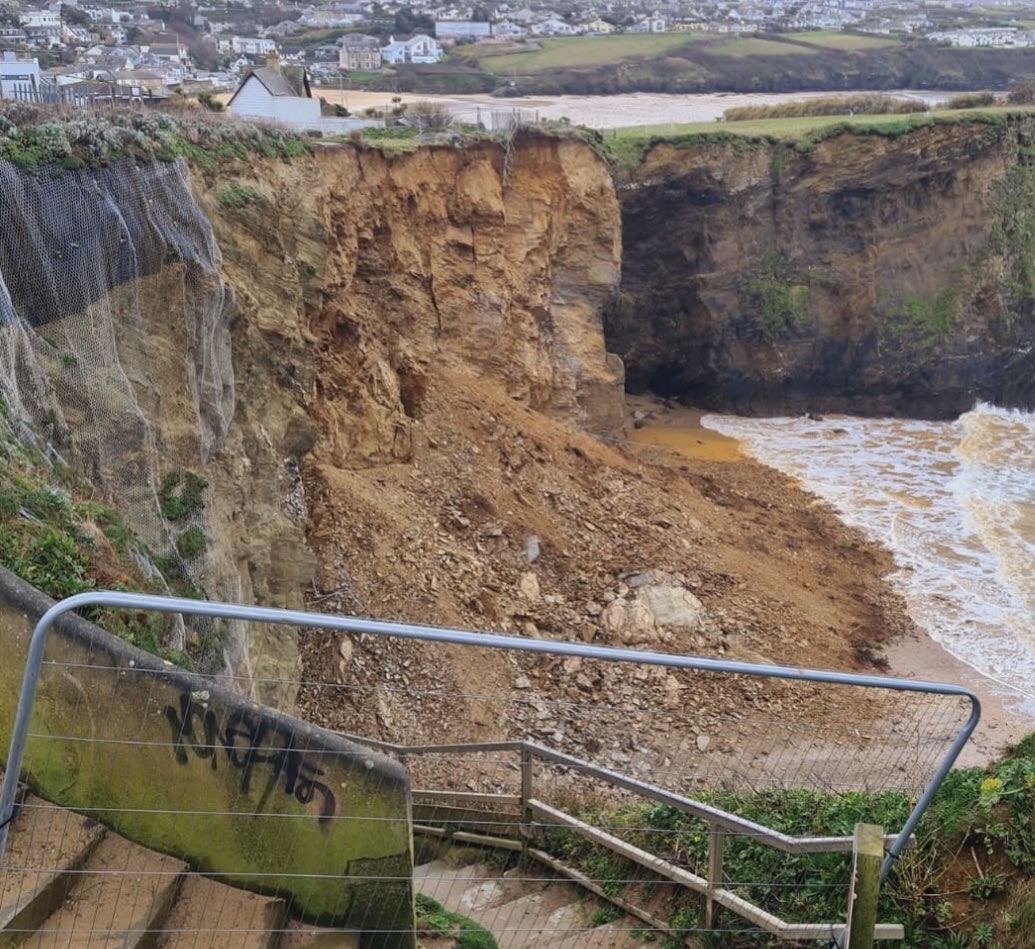 WTF Whipsidderry. Another predictable rock fall. We’ve now surely, due to the developer’s arrogance, lost all future access, via the steps, to the beach. @BBCCornwall @CornwallCouncil @NewquayCouncil