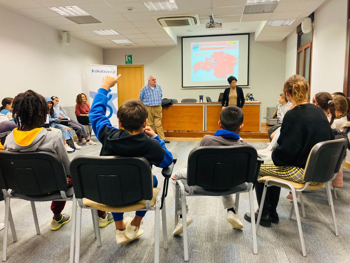 🗣️ Sesión de nuestro programa Rompiendo Barreras con niños y niñas del proyecto Baikaba de <a href="/elkarbanatuz/">Elkarbanatuz</a>, que expresaron su admiración por Kepa Oyarzabal, nuestro formador con discapacidad intelectual que les habló de su realidad y de los prejuicios que hay que superar.