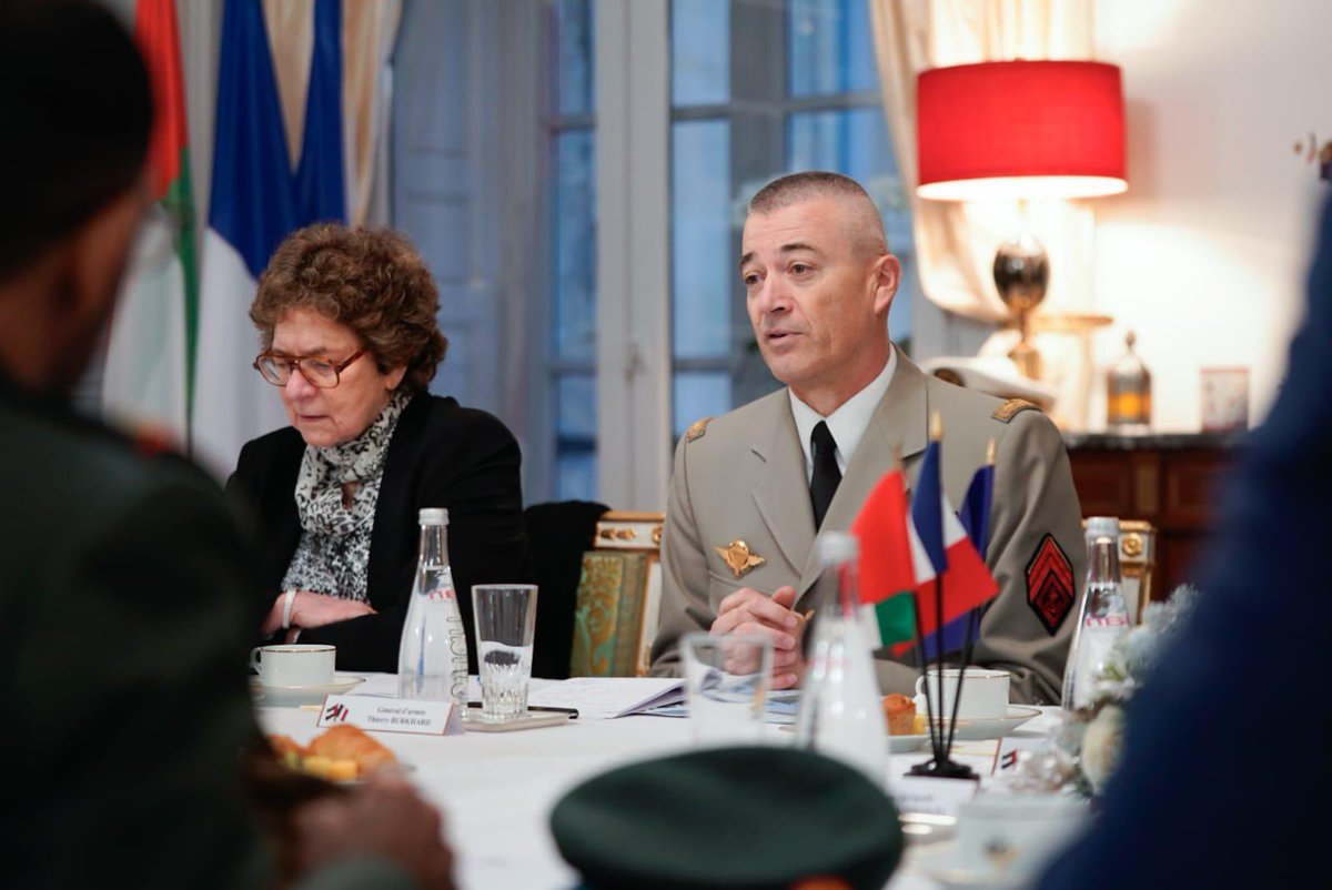 J’ai eu le plaisir d’accueillir à Paris mon homologue émirien, le général Issa Al Mazrouei 🇦🇪. Nous avons abordé la situation au Proche-Orient et la remarquable coopération militaire entre nos deux armées. @modgovae