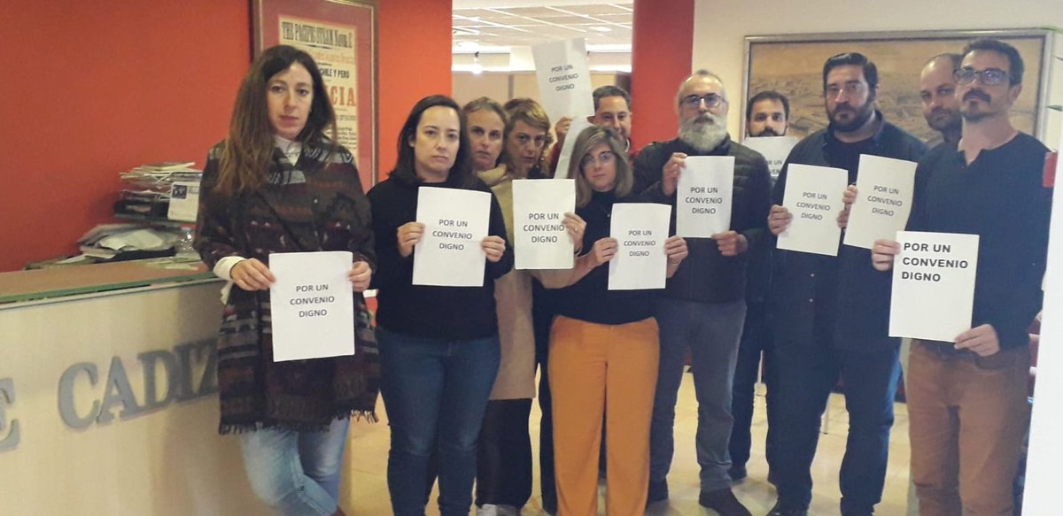 En <a href="/diariocadiz/">Diario de Cádiz</a> afrontamos la Navidad sin nada que celebrar, adelantando nuestro #Miercolesnegro. Os deseamos convenios dignos y condiciones laborales decentes que no dañen y cuiden las economías familiares <a href="/ccoocadiz/">CCOO de Cádiz</a> <a href="/ccooandalucia/">CCOO de Andalucía</a>  <a href="/periodistacadiz/">Periodistas Cádiz</a>  <a href="/PeriodistasAND/">CPPA</a> <a href="/Comite_DdS/">Comité de Empresa Diario de Sevilla</a>