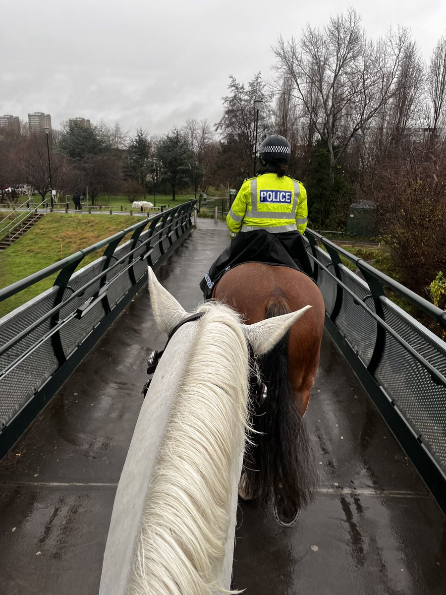 Day 2 of VAWG (Violence against women & girls) patrols for PH Verdun & Amy with @MPSTowerHam - ERT C. They went to Mile End Park, @QMUL & Meath Gardens. Officers spoke to members of public giving them crime prevention & safety advice whilst travelling through open spaces.^3433CO