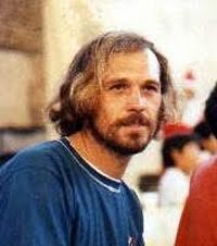 Hace 22 años asesinaban a Pocho Lepratti, el Ángel de la bicicleta. En medio de la crisis del 2001 ayudaba en un comedor escolar de Rosario. Cuando la policía empezó a reprimir en la zona salió a pedir que dejen de disparar "acá hay solo pibes comiendo". Lo asesinaron.