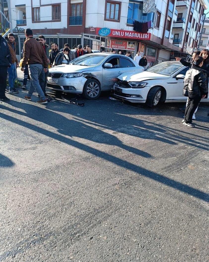 KAZA SONRASI GERGİNLİK
Güvercintepe Mah. Sonevler bölgesinde gündüz saatlerinde maddi hasarlı trafik kazası meydana geldi. Kazaya karışan iki özel otomobilin sahibi ve yakınları arasında kısa süreli gerginlik yaşandı.
Trafik akışı etkilendi, esnaf mağduriyetten nasibini aldı.