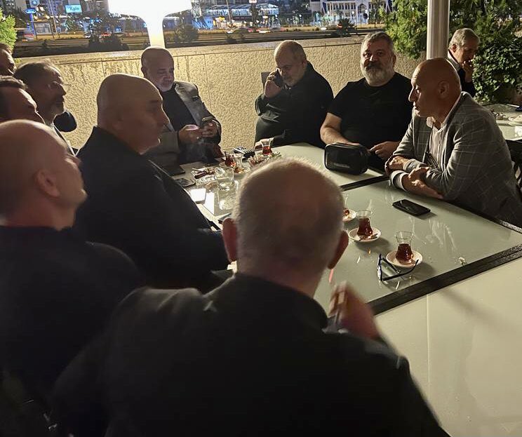 🚨🚨🚨 İstanbulspor Başkanı Ecmel Sarıalioğlu TFF başkanlık seçiminde Mehmet Büyükekşi için imza vermemiş ve desteklememişti.
🔥🔥🔥 Sarıalioğlu o gece, “Artık hakemler bu sene bizi ligden düşürürler” ifadesini kullanmıştı.