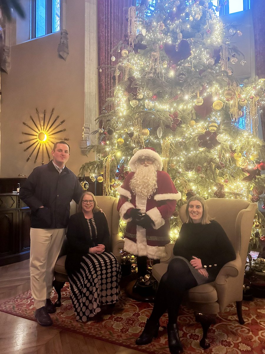 Family portrait with the best friends & colleagues ❤️🤩🌲 @KatieMurph9 @lindamdrohan #FeelingGrateful