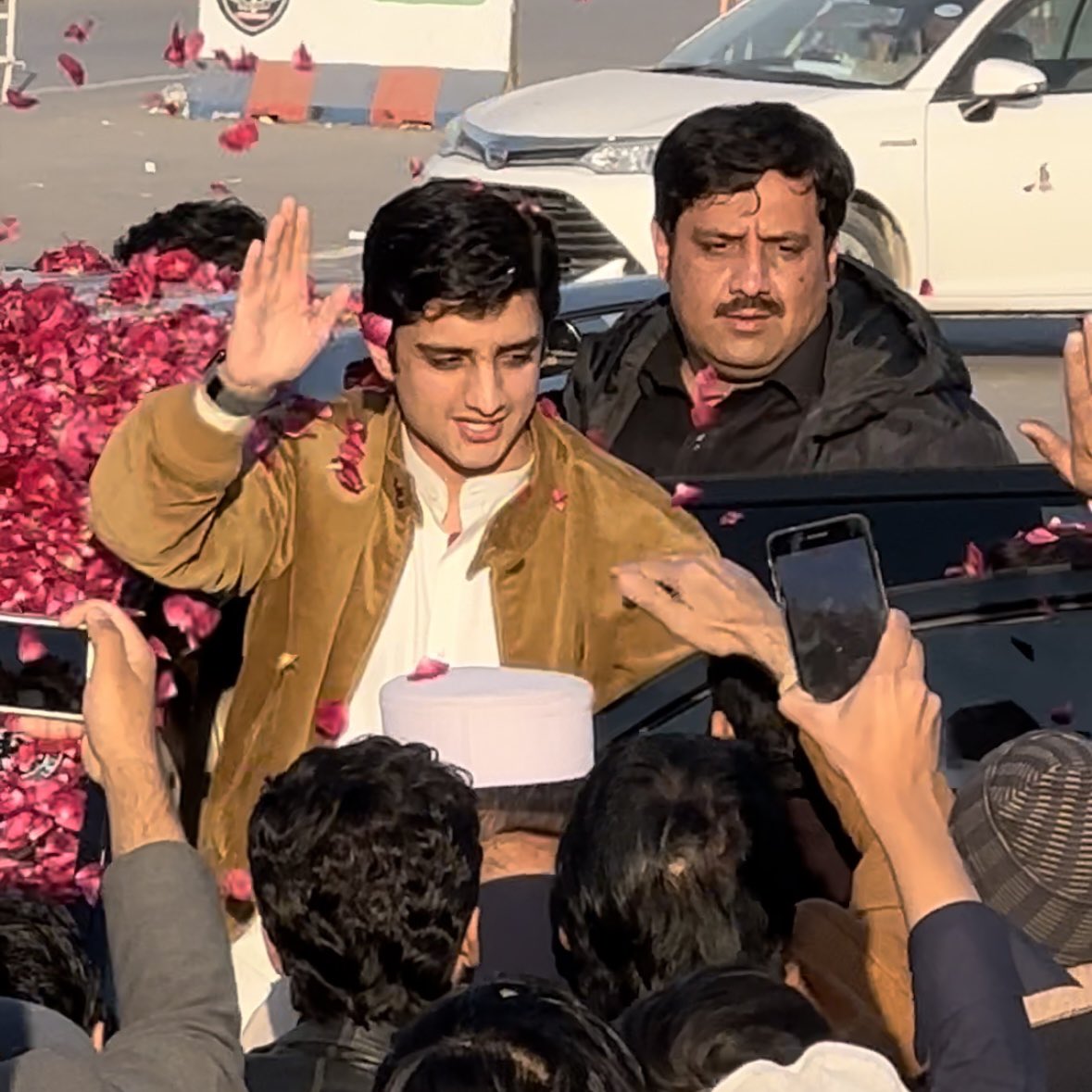 SonofPeshawar_'s tweet photo. This is how Peshawar welcomed me today. I surely can die for my people and Peshawar. https://t.co/pKnY29WMEG