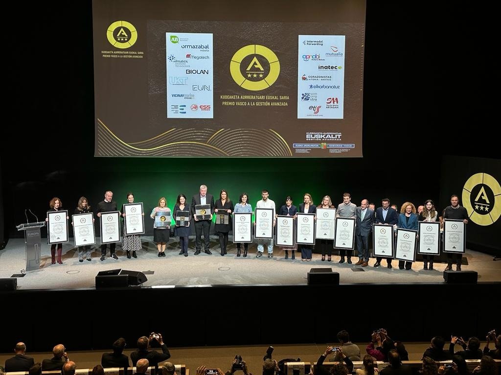 🌟 Hala, aurtengo #KudeaketaAurreratuaren ekitaldia amaitu da. Eskerrik asko gerturatu zareten guztioi!

Plazer hutsa da herrialdeko hobekuntzarekin eta lehiakortasunarekin konprometituak zaudeten hainbeste aditurekin urtero elkartzeko aukera izatea.

Segi lanean bide honetan