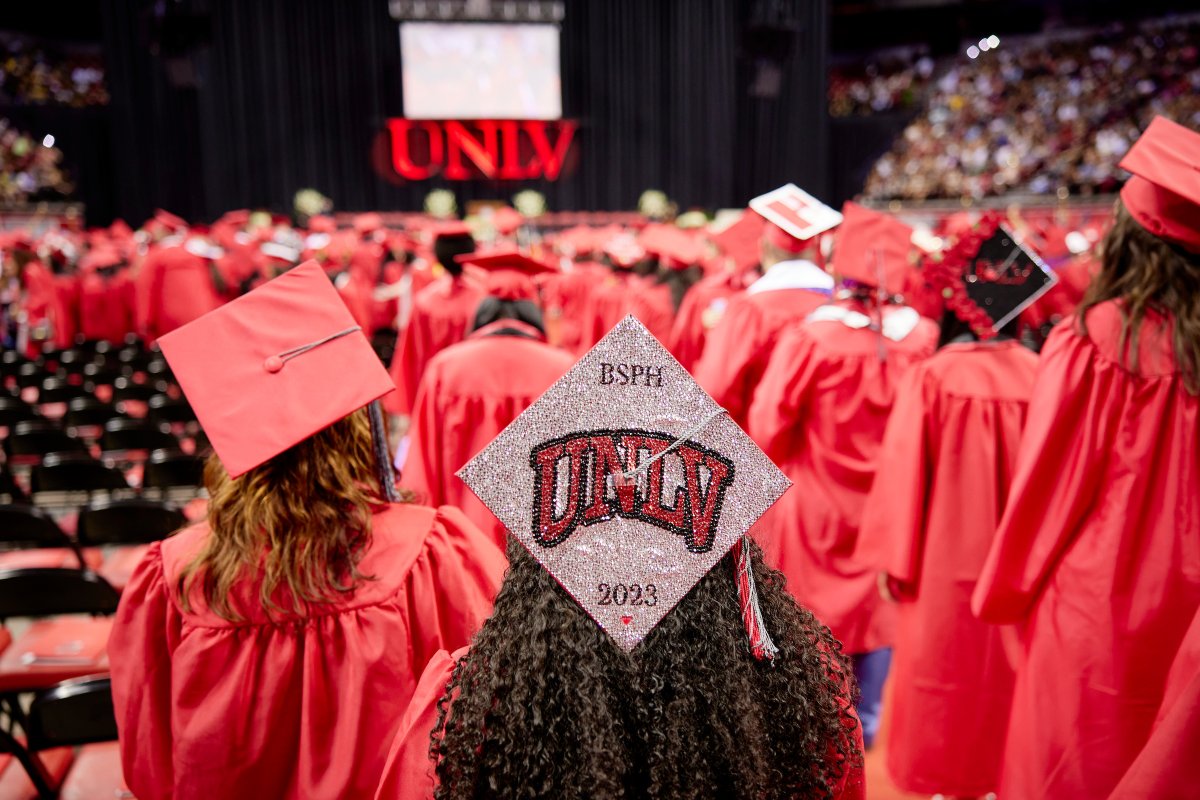 Watch live today to celebrate and honor our undergrads making their transition from students to alumni 🎓 #UNLVGrad unlv.edu/commencement/l…