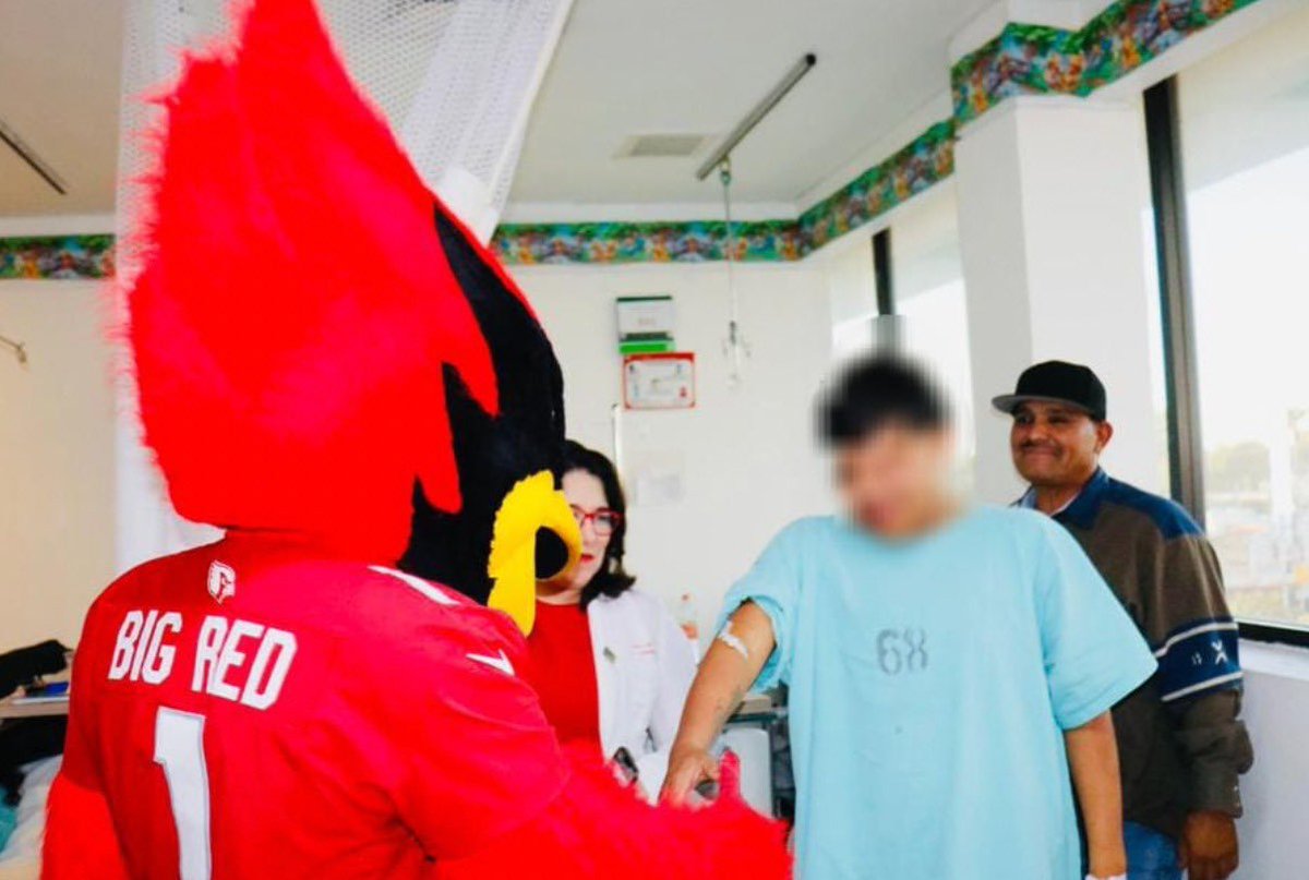 IMSSSONORA's tweet photo. #IMSSSonora recibió a la mascota del equipo de fútbol americano de los Cardenales de Arizona, mismo que llevó regalos y momentos de alegría a pacientes que se encuentran en el Hospital de Gineco Pediatría de Hermosillo. https://t.co/Qs0I0PEr9g