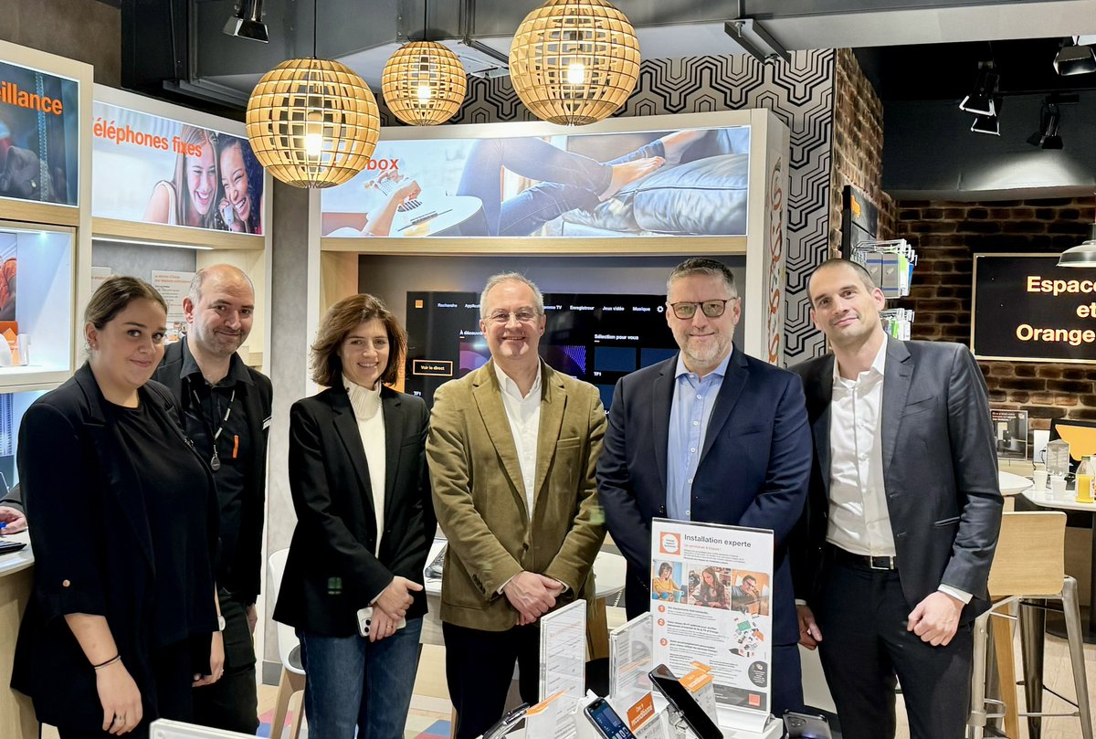 Pour bien commencer la journée, un vrai moment d’échanges avec @Cheydema et l’équipe de la boutique #Orange de Paris Beaugrenelle🙏😃👍. Tjs plus au service de nos clts GP & Pro en cette fin d’année !🟧@fallacher @laetitia_orsini @FLeMounier @CGKaberry @smainard @LudovicGuilcher