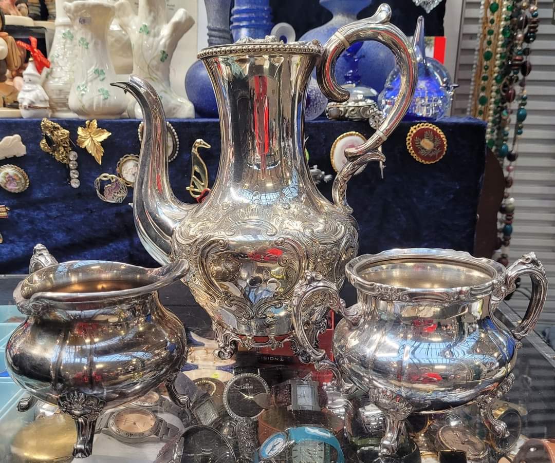 Loving this beautiful ornate silver plated coffee set! Only available at the Collectable Curios stalls in St George's Market Belfast

info@collectablecurios.co.uk

#CoffeeSet #SilverPlate #VoucherCode #ChristmasSale  #ChristmasGiftIdeas #VintageChristmas  #StGeorgesMarketBelfast