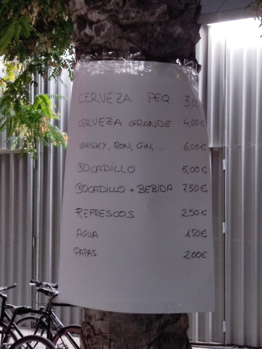 pabloaq79's tweet photo. Hola @valenciabasket  estos son los nuevos precios de pub que tenéis en la barra exterior de L'Alqueria. Menuda tomadura de pelo. La gente se va a ir al chino a tomarse la caña. https://t.co/eJr5rjUTxw