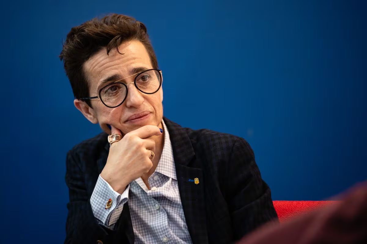 Darwin_48's tweet photo. 🇩🇪Alemania cancela a una escritora judía y le quita su premio por comparar Gaza con un gueto nazi

❌Masha Gessen, periodista ruso-estadounidense, iba a recibir el galardón de pensamiento político Hannah Arendt, pero la Fundación Heinrich Böll, afiliada al partido de Los Verdes, le retiró el premio por haber comparado al Gobierno de Netanyahu con los nazis tras decir que la vida de los palestinos en la Franja de Gaza con un gueto nazi.

🙋‍♂️Vaya, Alemania censurando a una judía por denunciar el nazismo: ¿dónde vimos eso antes?

✡️Por cierto, ver a Alemania quitándole a una judía un premio nombrado en honor a una judía debe ser, sin duda, el oxímoron del año.

🔗Fuente: El País 

https://t.co/Sq5Wm1Ji9I 

👁 @ElOjoEn